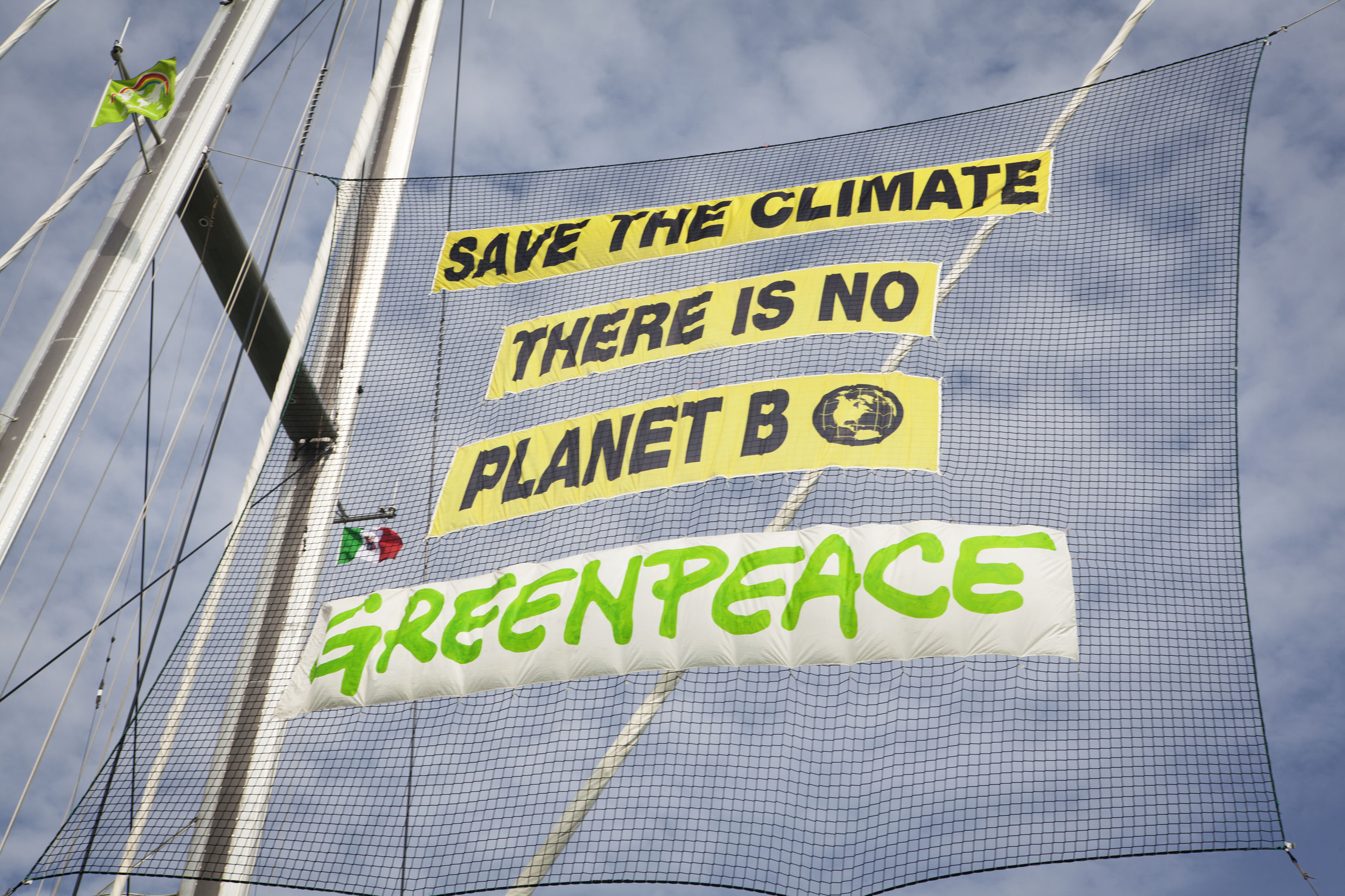 Das Greenpeace-Schiff mit der Schrift 