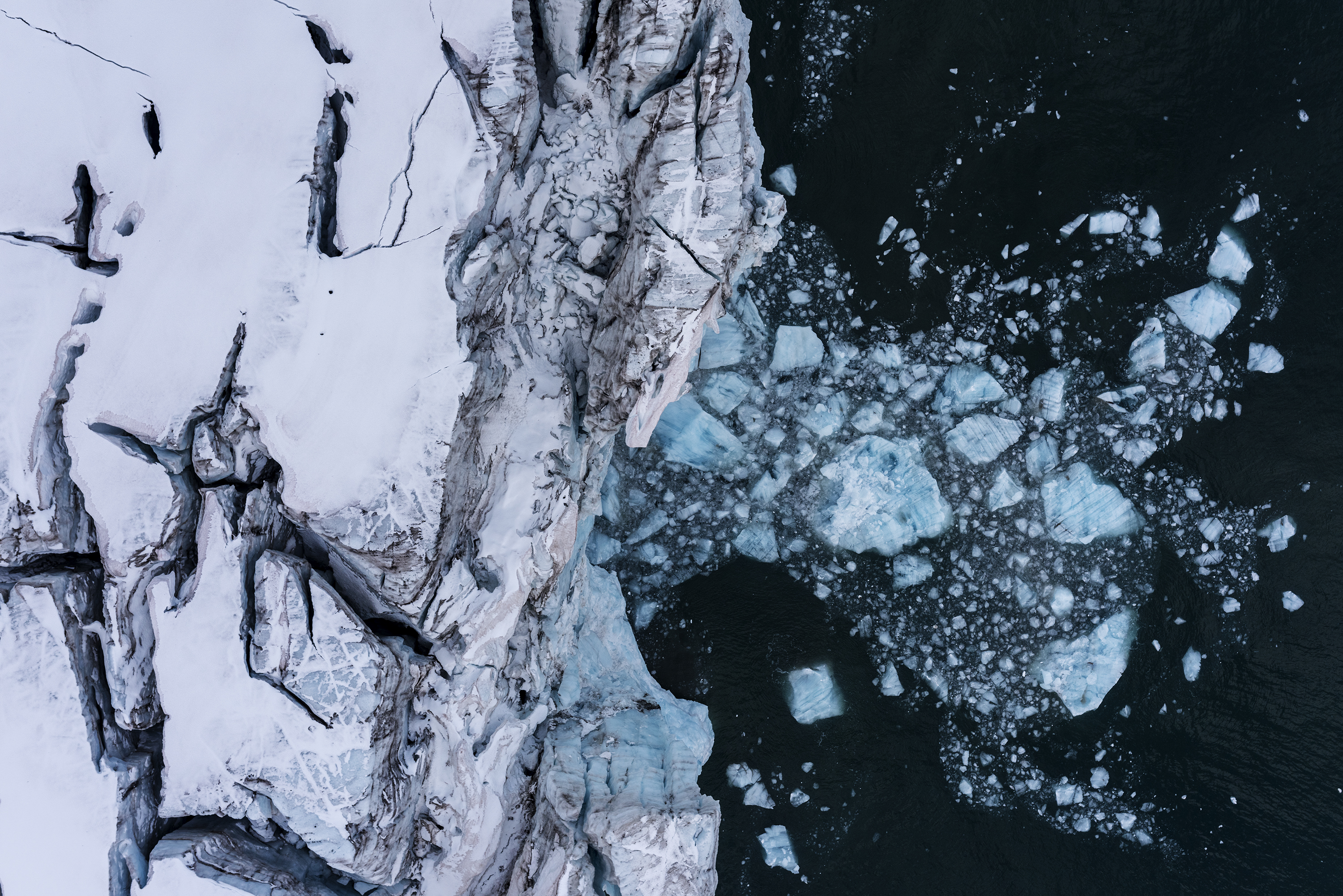 Ein Gletscher in Grönland, von welchem Eisbrocken abfallen.