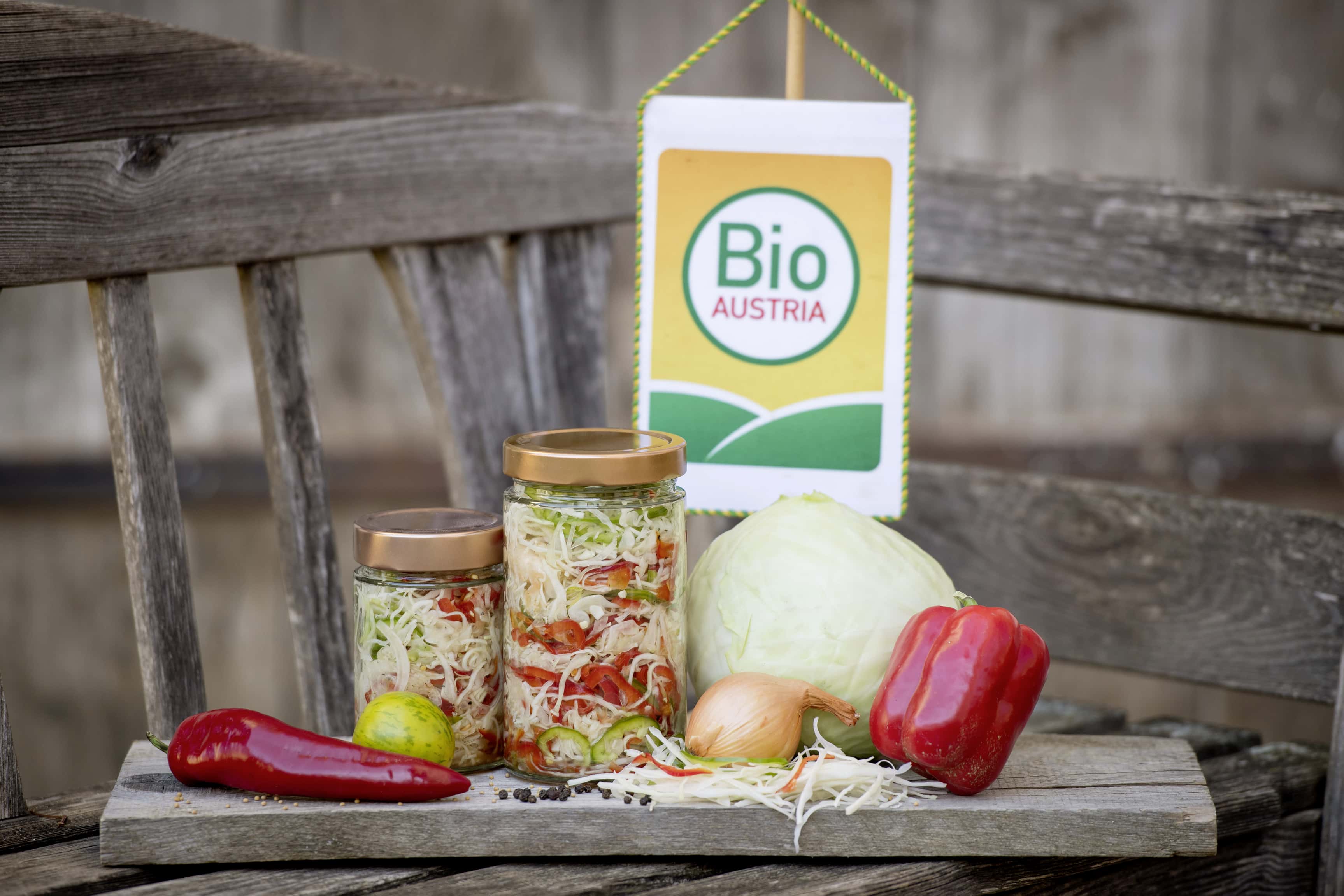Gemüse im Glas, dahinter das Logo von Bio Austria