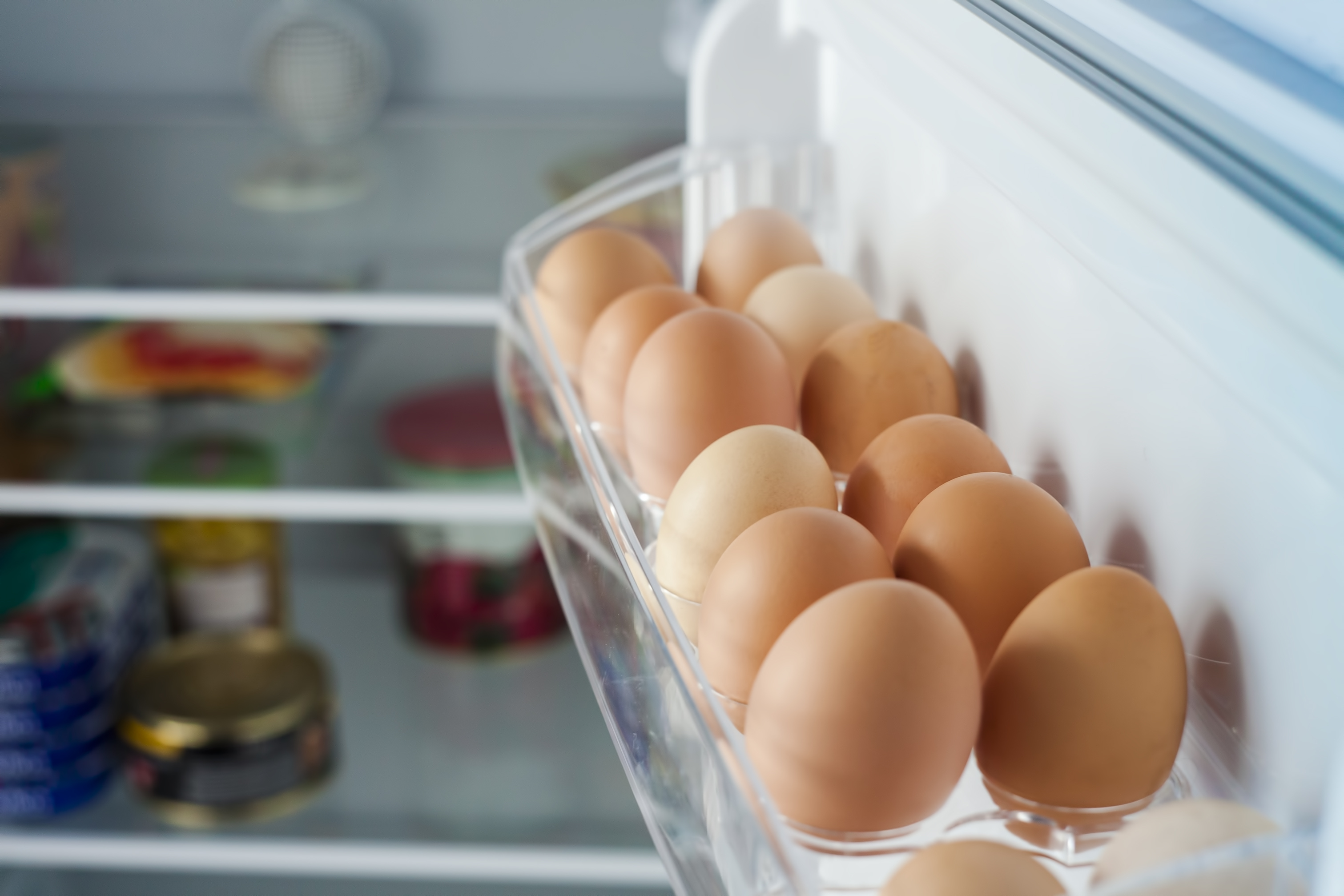 Eier im Fach der Kühlschranktüre