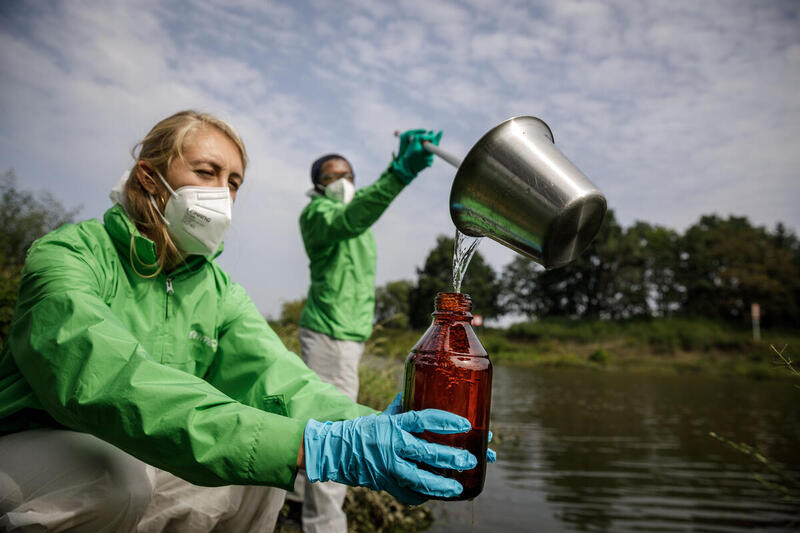 Greenpeace Mitarbeiter:innen nehmen Proben des Oder-Wassers