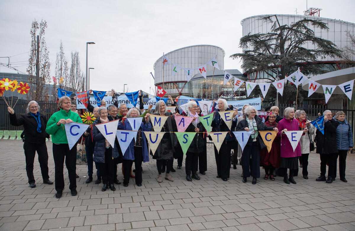 Die KlimaSeniorinnen Schweiz stehen in Straßburg vor dem Europäischen Gerichtshof für Menschenrechte.