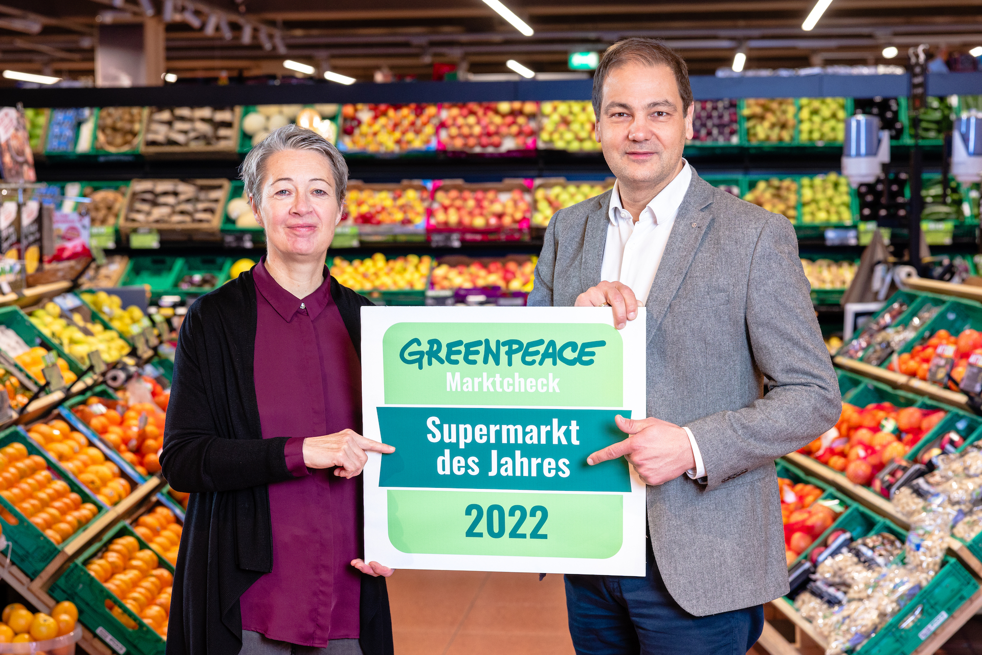 Gundi Schachl (Leiterin von Greenpeace-Marktcheck) gratuliert Mag. Johannes Holzleitner (Interspar-Geschäftsführer)