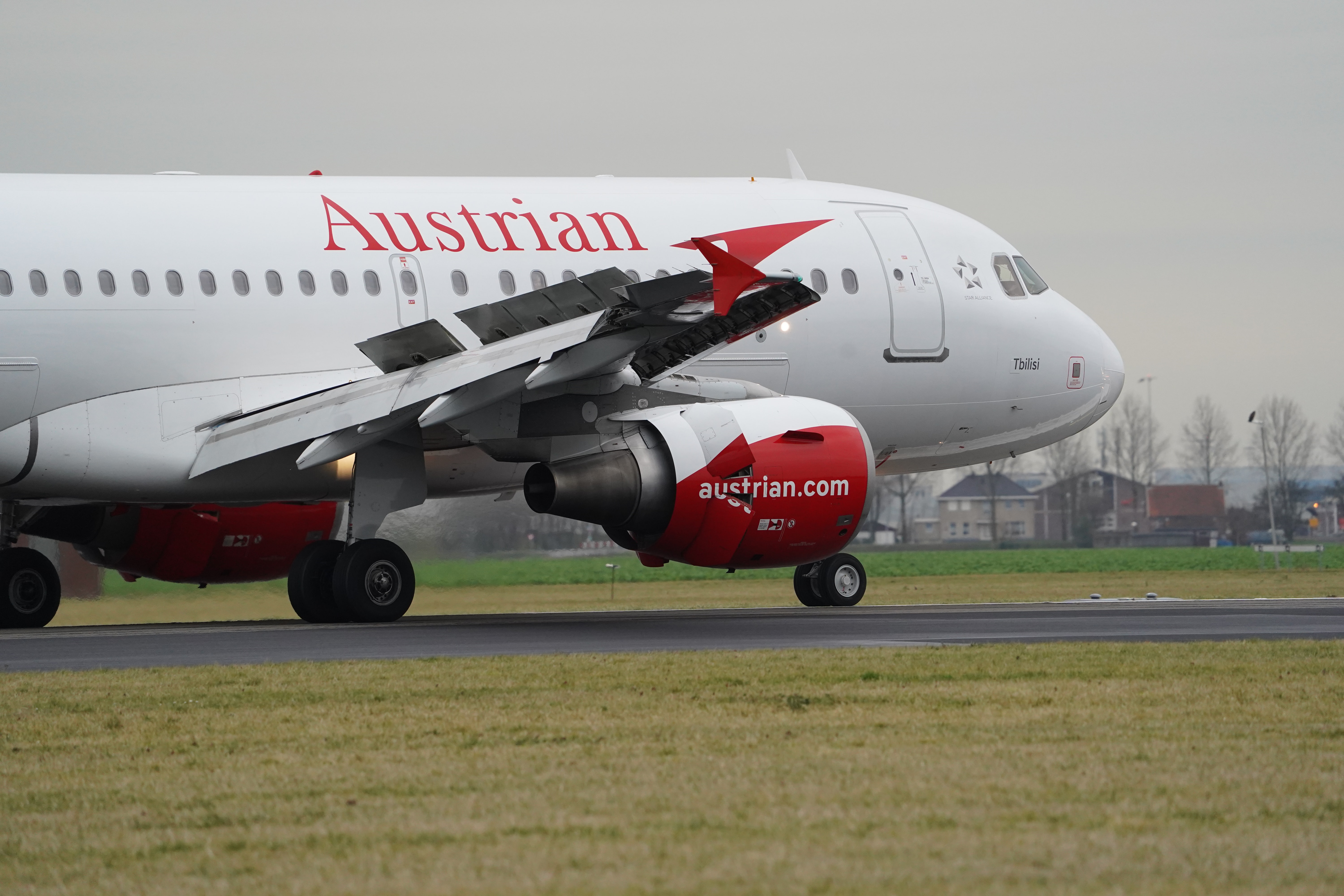 Ein Flugzeug von Austrian Airlines auf der Landebahn