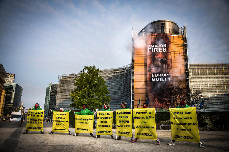 Greenpeacw Aktivist:innen protesieren vor der EU Kommission gegen die Amazonas Abholzung.