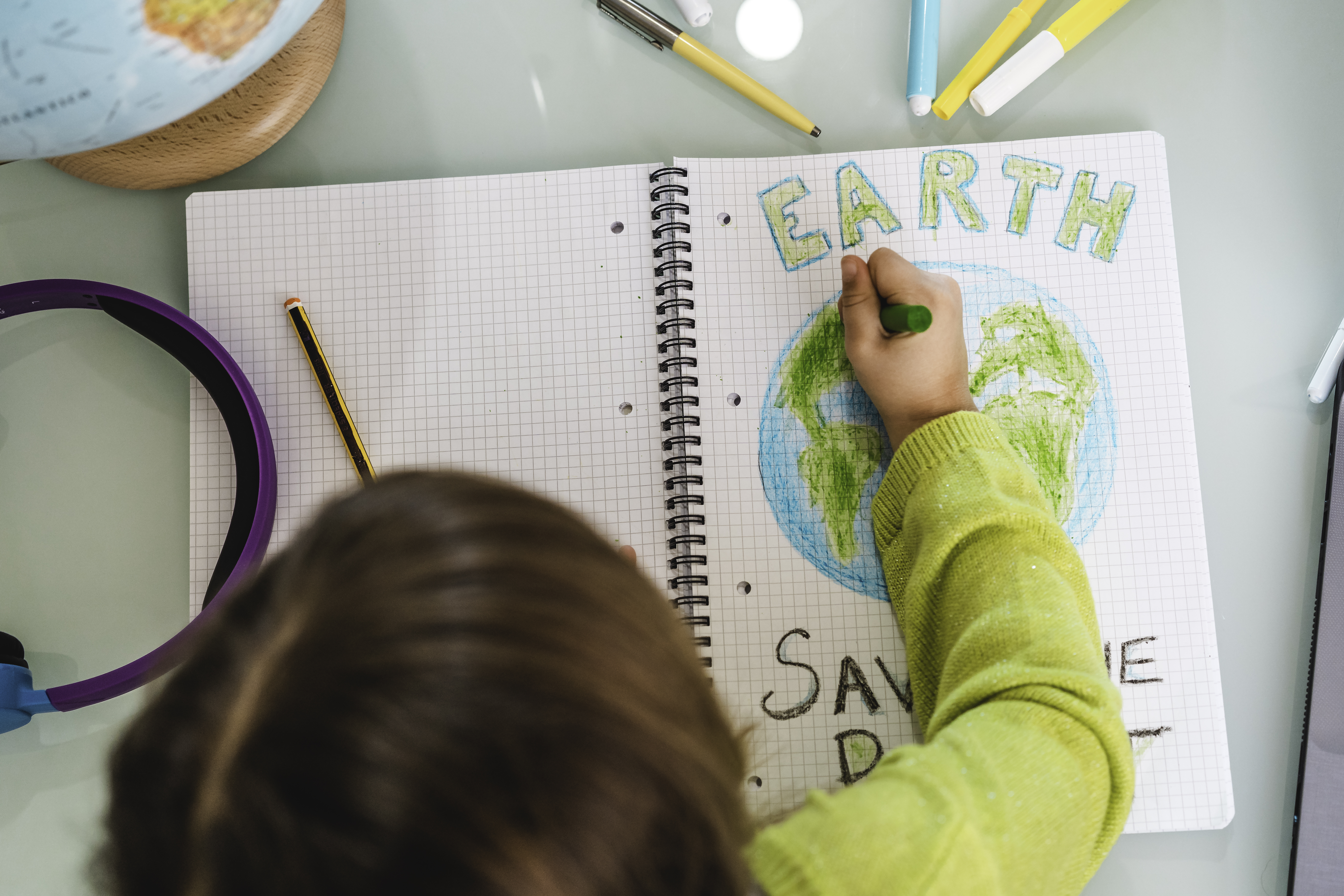 Kind zeichnet Erde