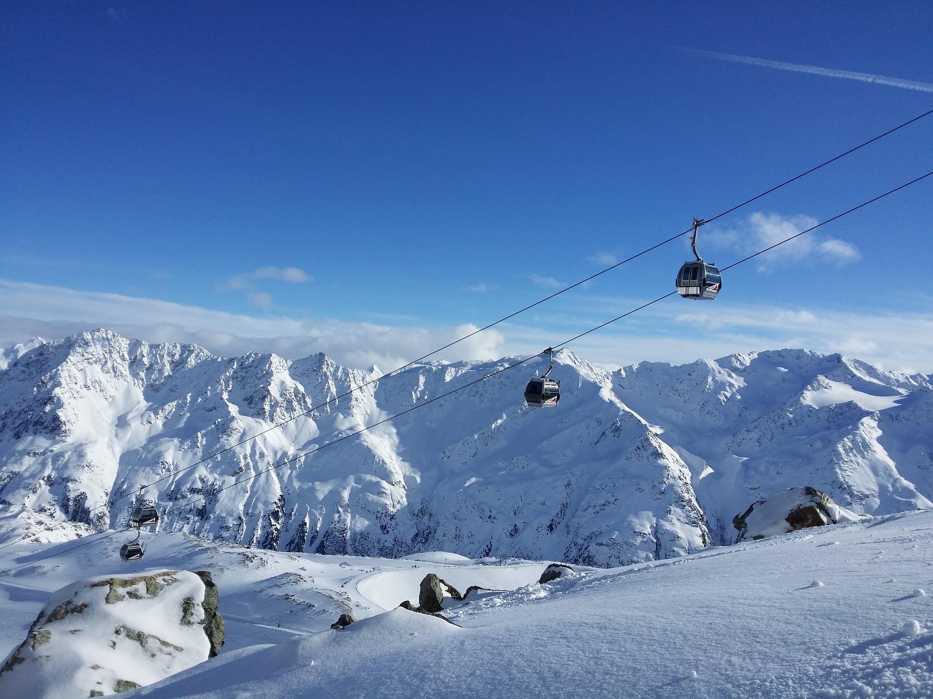 Gondel in den verschneiten Alpen