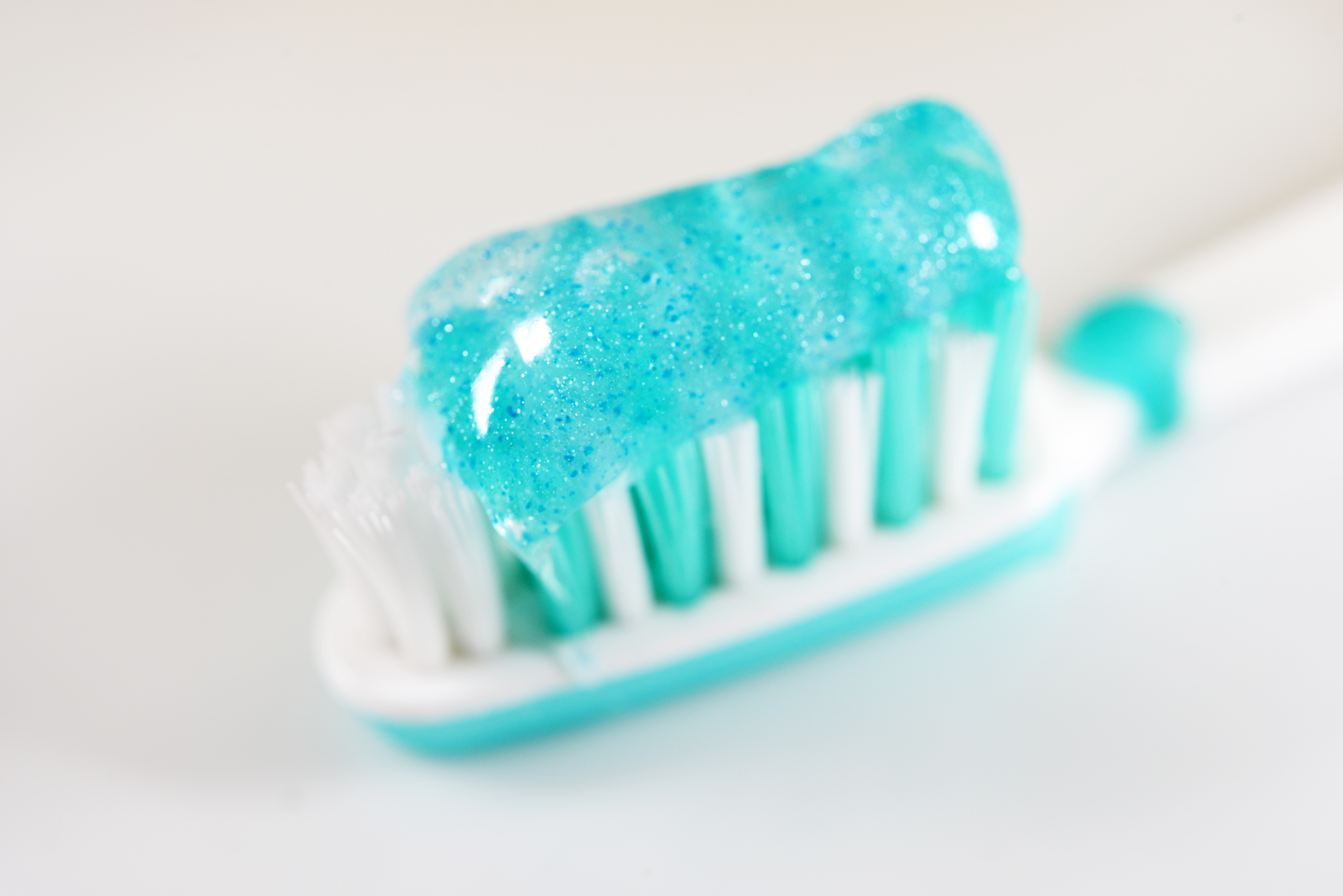 Mikroplastik in Zahnpasta auf einer Zahnbürste