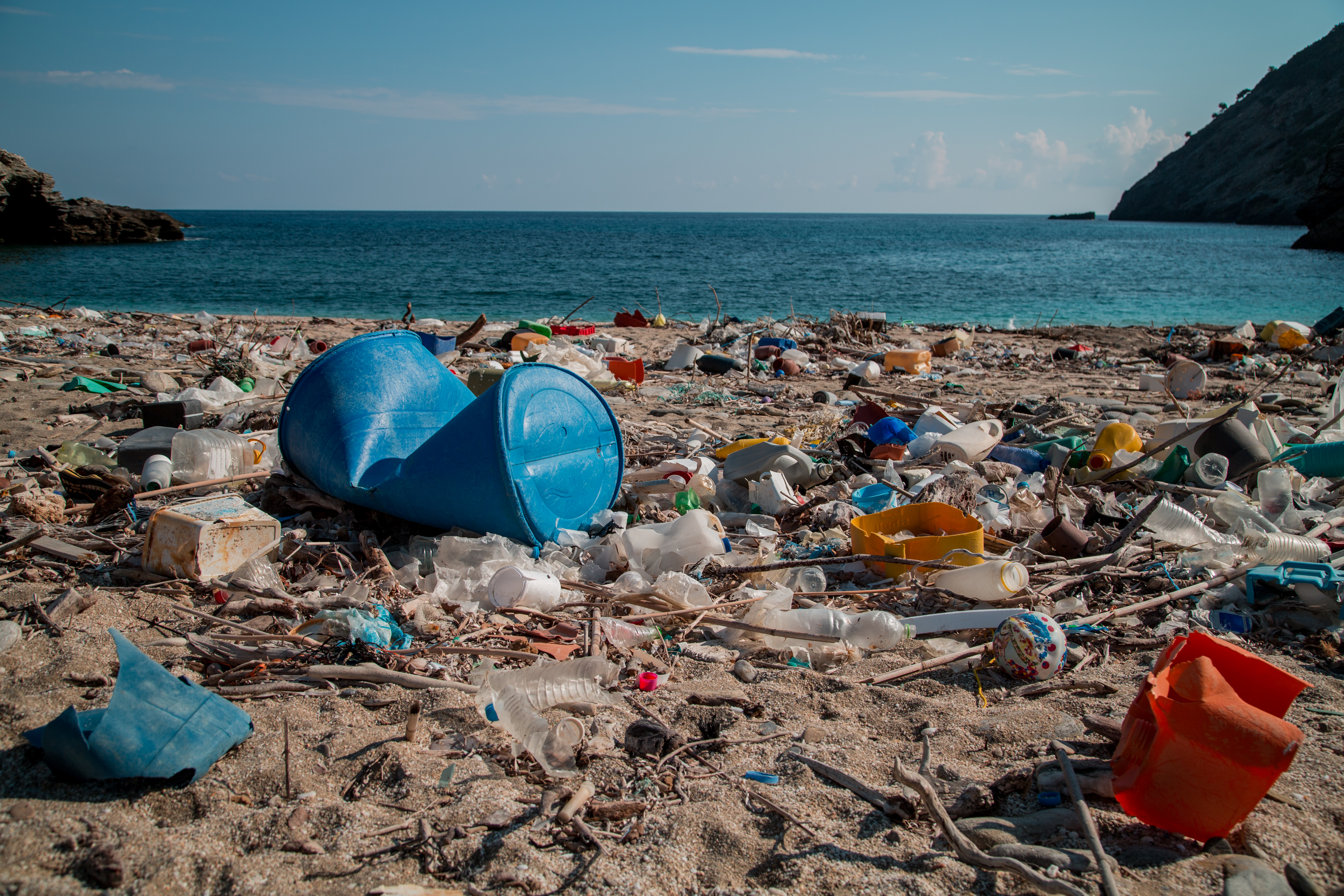 Plastikmüll am Strand in Griechenland