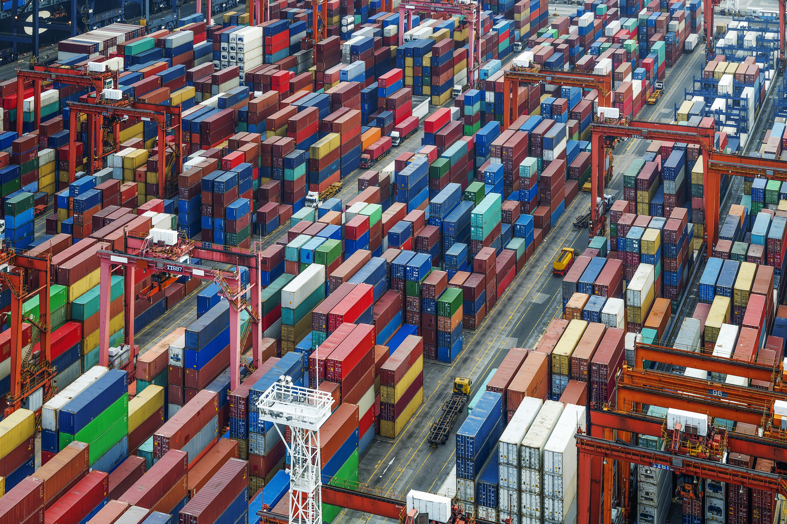 Unzählige Container türmen sich auf einem Container-Hafen