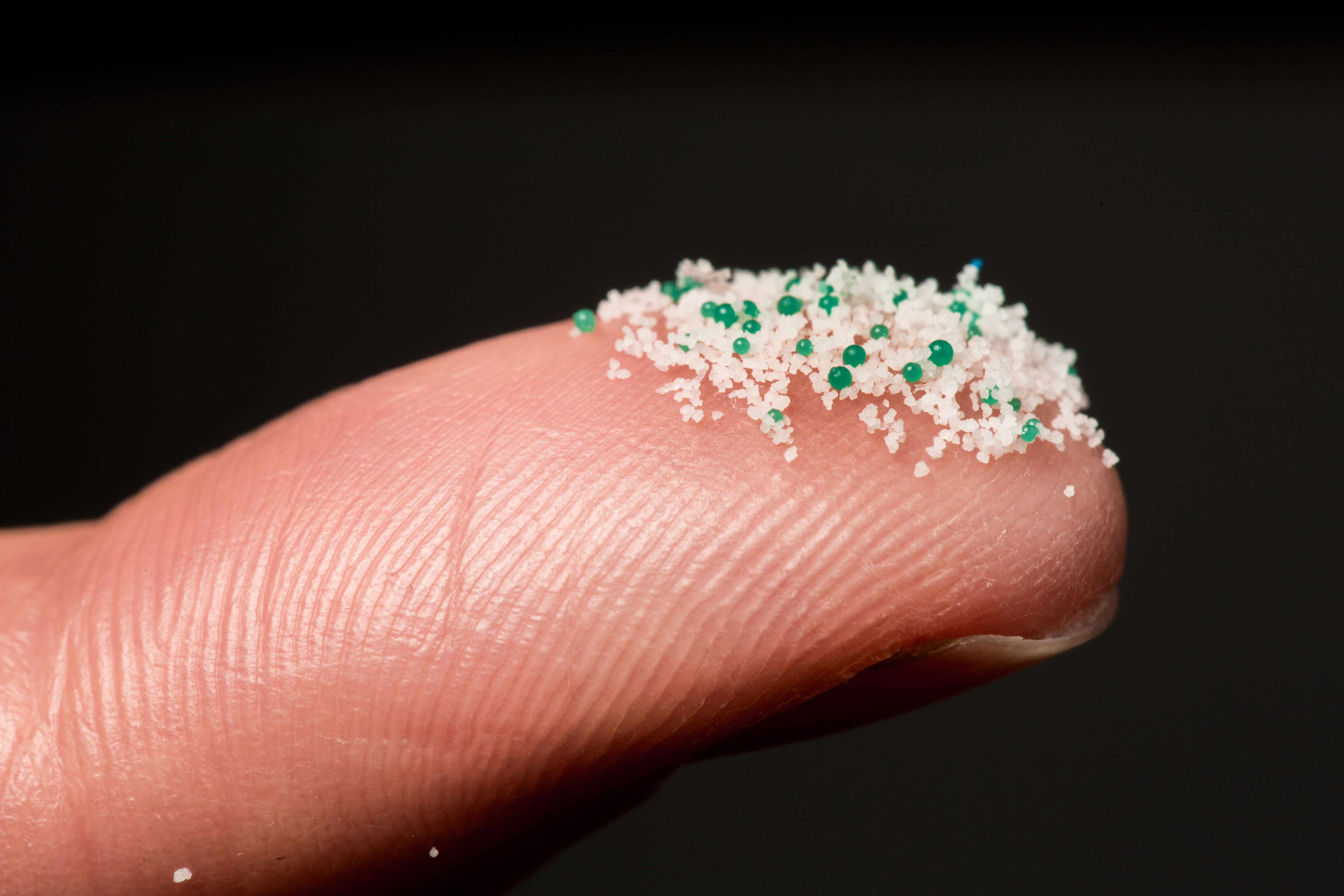 Mikroplastik auf Finger