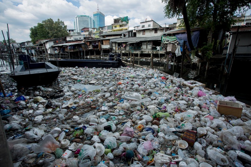 Im Kanal treibender Plastikmüll in Thailand