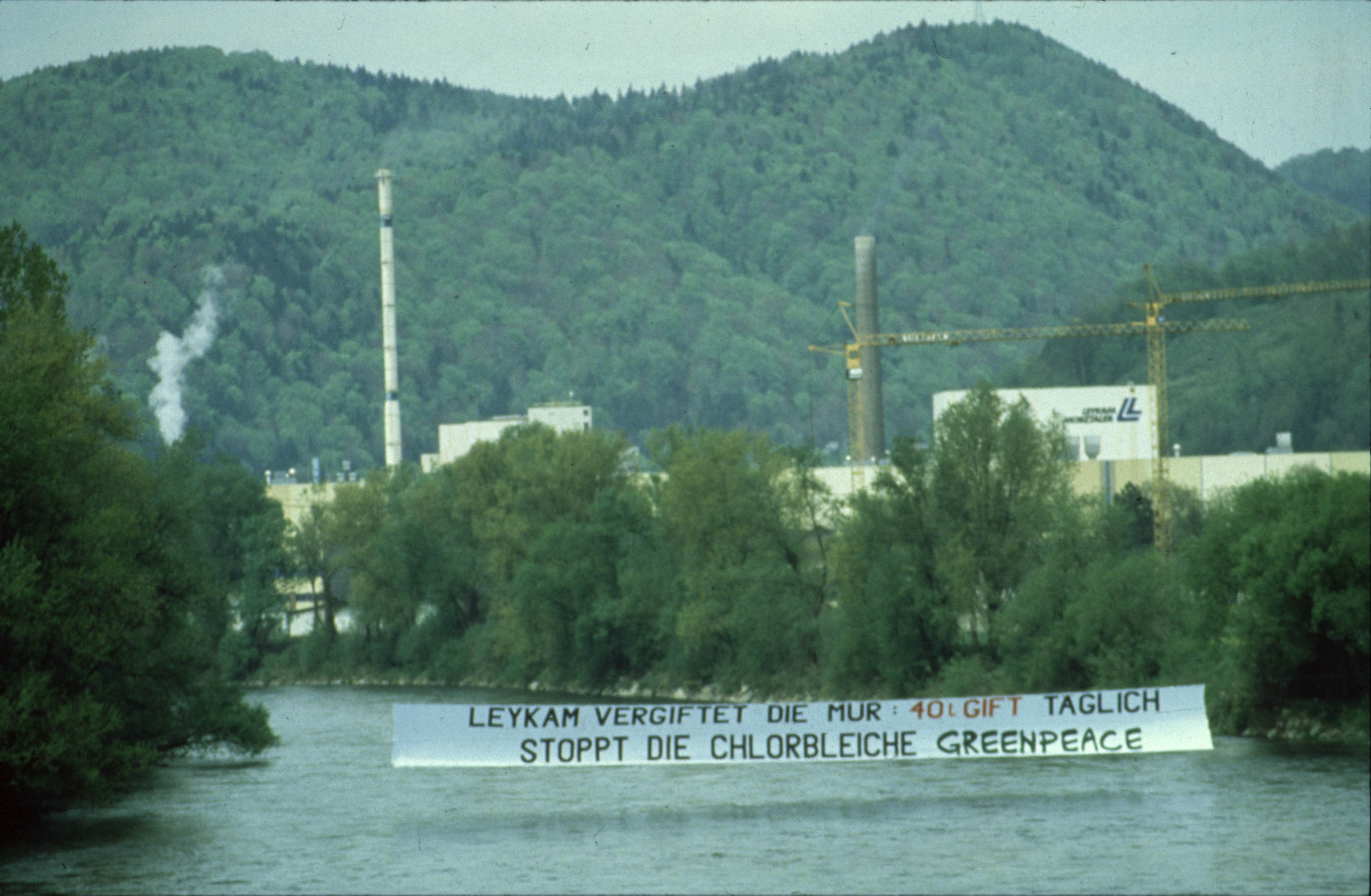 Archivaufnahme: Über die Mur ist ein Banner zum Stopp der Chlorbleiche gespannt