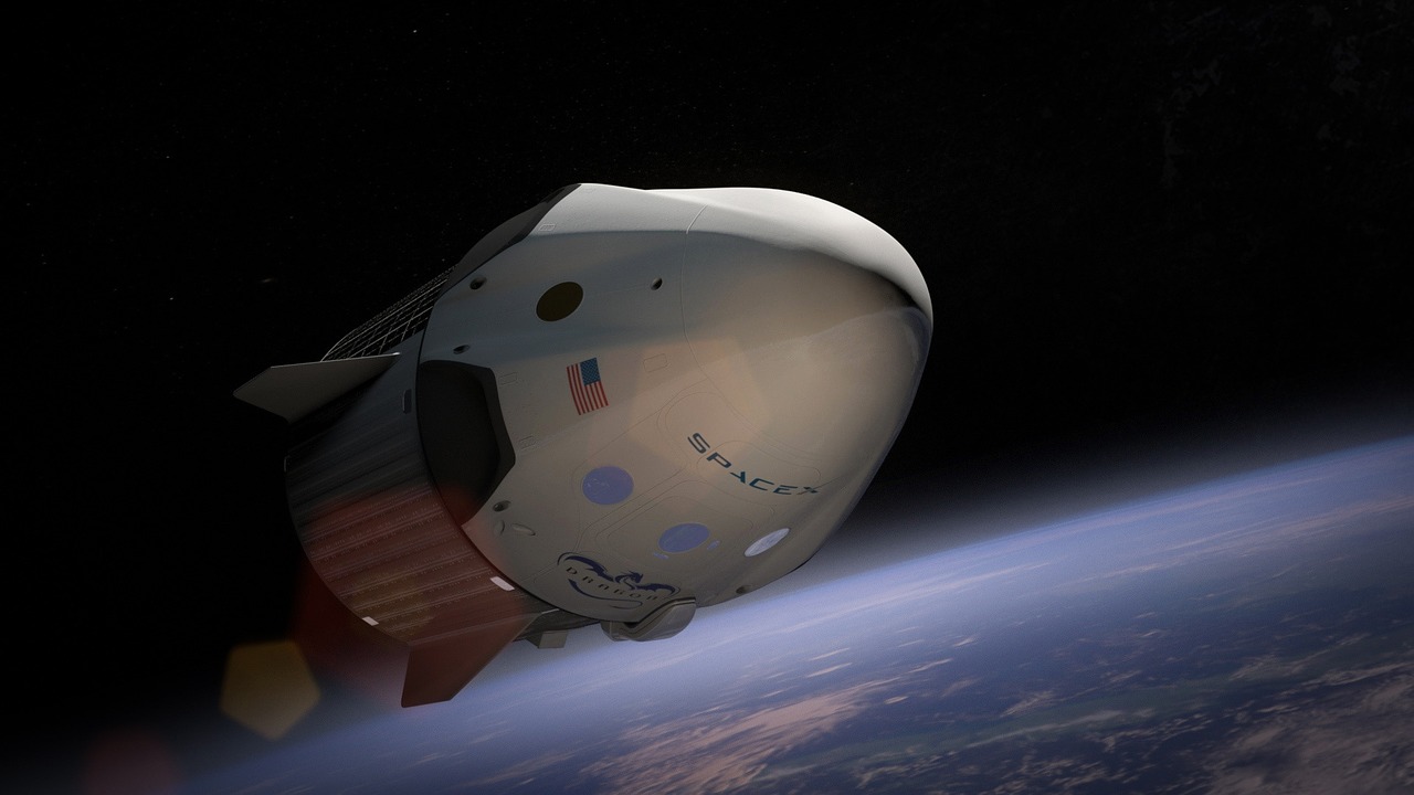 Eine Rakete von SpaceX fliegt durchs All.