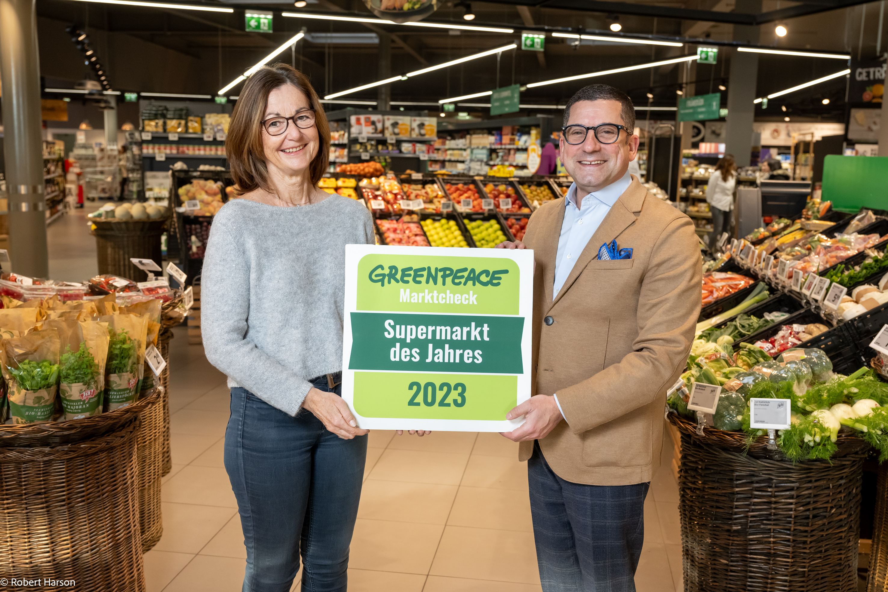 susanne-winter-(stellvertretende-geschaftsfuhrerin-von-greenpeace-in-osterreich)-und-marcel-haraszti-(vorstand-der-rewe-international-ag)_(c)-billa-ag-_-robert-harson1.jpg.jpg