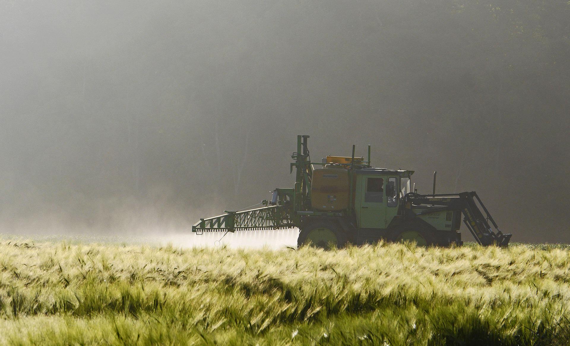 Traktor bekämpft Unkraut und Ungeziefer mit Pestiziden