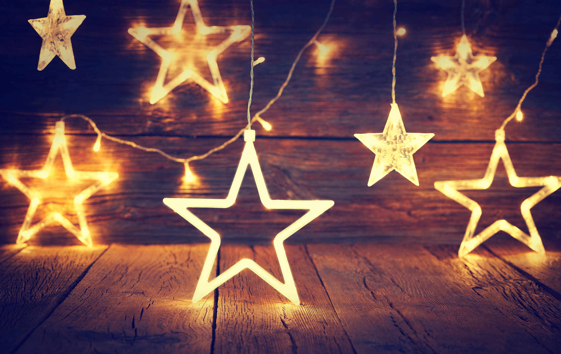 Weihnachtliche Lichterkette mit Sternen