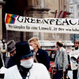 Archivnaufnahme von Demonstrant:innen mit Greenpeace-Banner